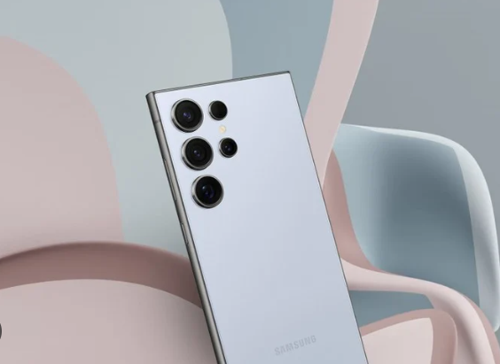 Visão traseira de um dos celulares Samsung custo-benefício da linha Galaxy S Ultra em cor prata, destacando seu conjunto de quatro câmeras profissionais sobre fundo abstrato.