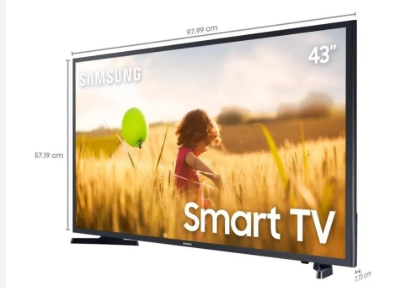 Melhor TV 43 polegadas custo-benefício em 2026 moderna e fina em uma sala de estar, com um ícone de alerta amarelo à esquerda e um ponto de interrogação com fumaça à direita, ilustrando um guia de compra e comparação de modelos.