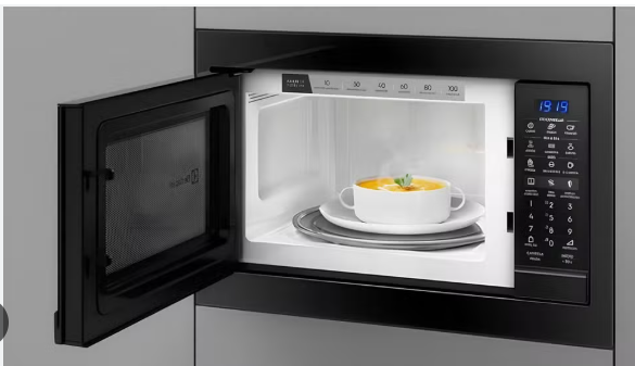Melhor micro-ondas 2026, tampa aberta esquentando um alimento.