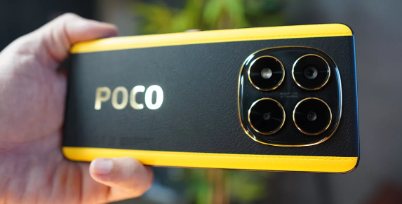 POCO X7 Pro ou POCO X8 Pro segurado na mão mostrando traseira comparação custo benefício 2026